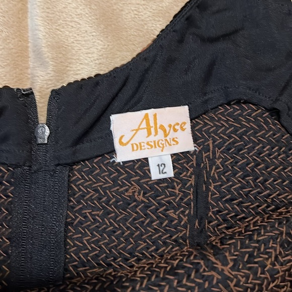 Beautiful 2 Piece Skirt and Top with Shawl - Picture 4 of 6